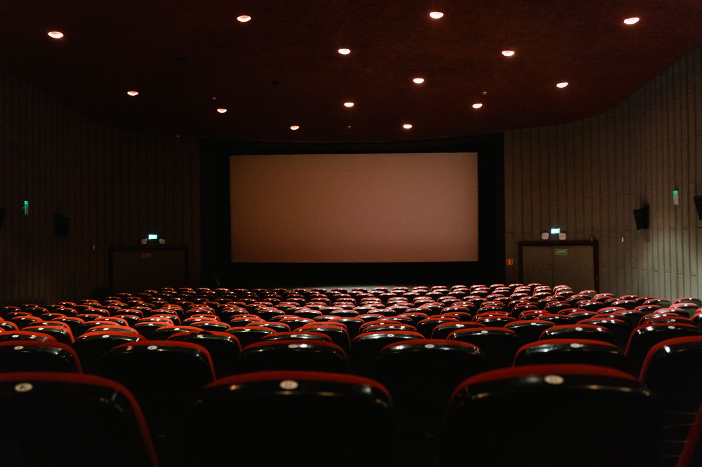 Büyük perde ve kırmızı koltuklarıyla sinema salonu