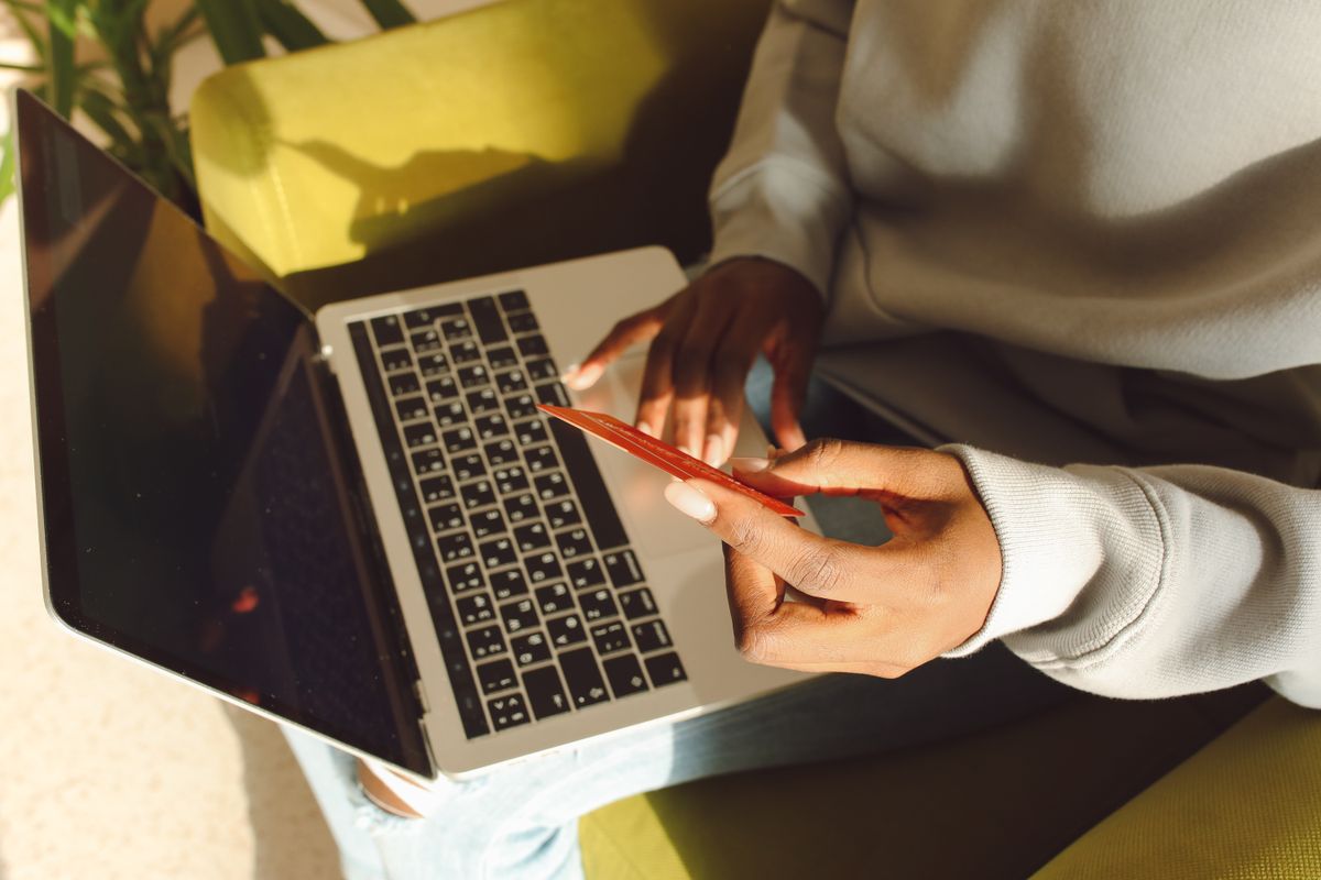 Dizüstü bilgisayarda online alışveriş ve ödeme